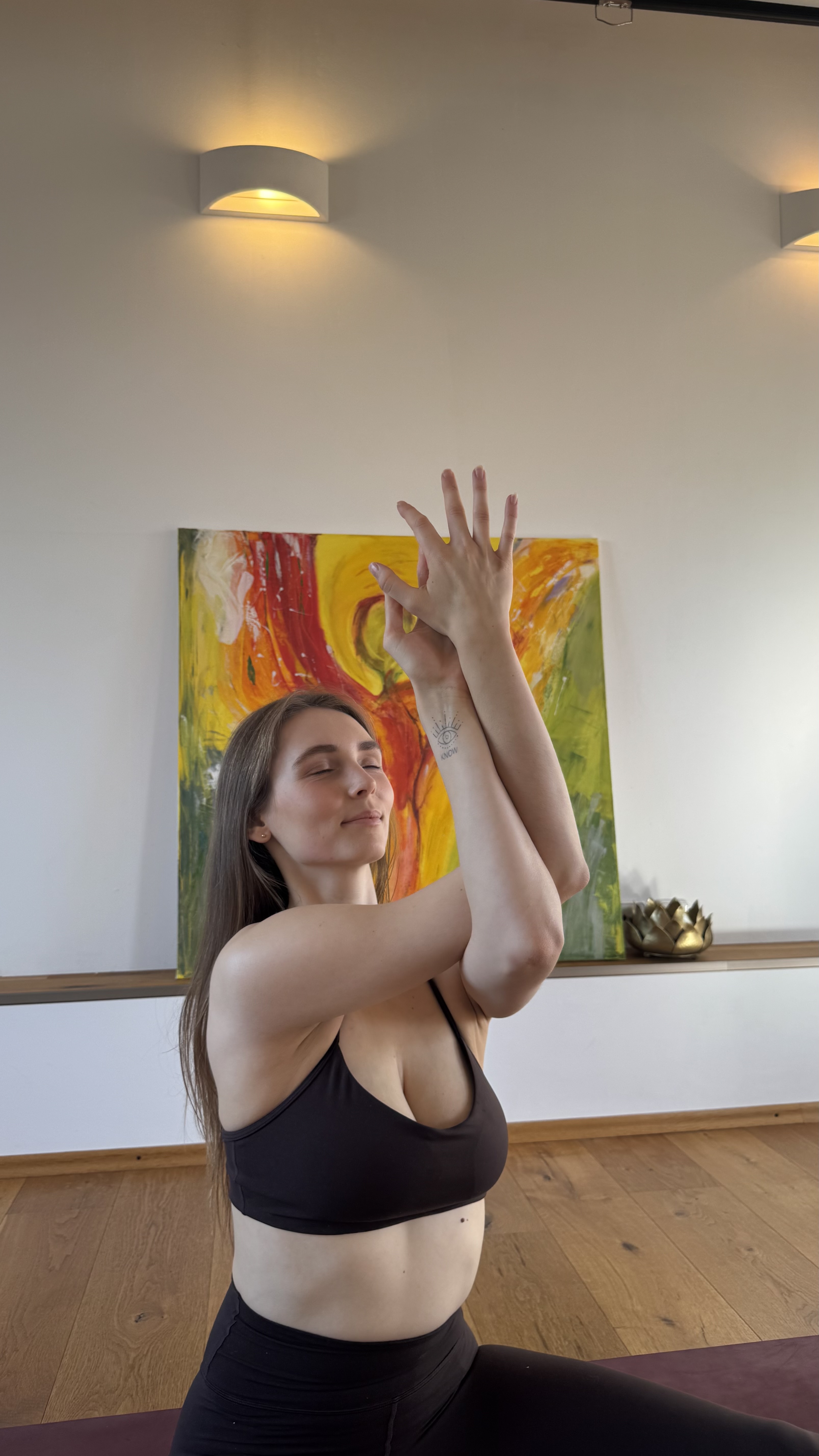 Paulina in einer Yoga-Pose